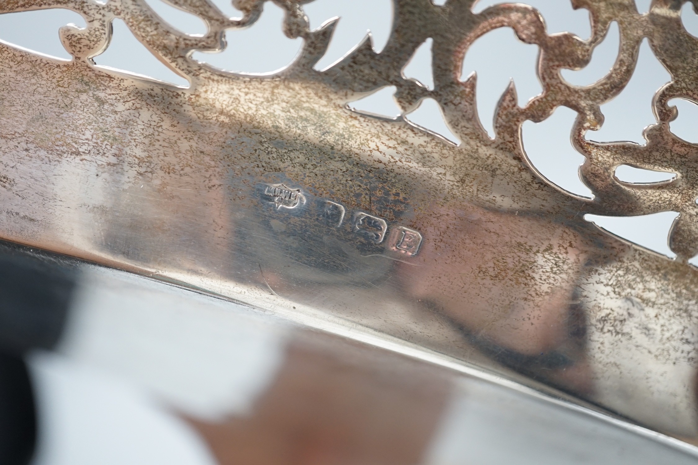 A George V silver oval pierced fruit bowl, by Mappin & Webb, Birmingham, 1929, 30.2cm, 12.4oz.